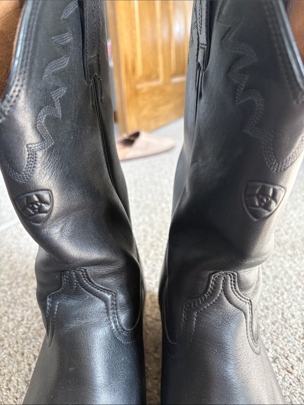 Men’s Black Leather Ariat Cowboy Boots - Classic Western Style size 9D - Picture 2 of 9